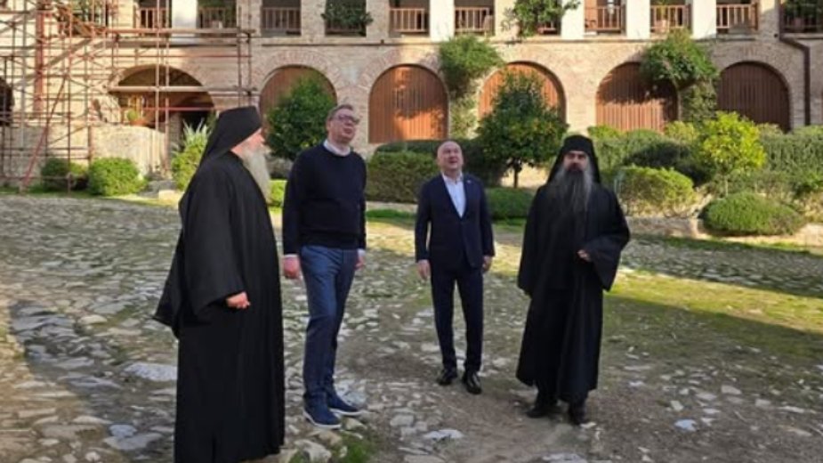 "Otišao samo da bi se slikao": Verski analitičar o Vučićevoj poseti Hilandaru 1