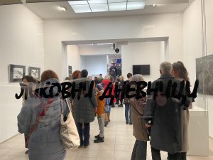 Otpor je naša dužnost u kriminalnom režimu: U Galeriji Haos otvorena izložba posvećena stradalima u Novom Sadu i studentima koji trpe nasilje 2 Otpor je naša dužnost u kriminalnom režimu: U Galeriji Haos otvorena izložba posvećena stradalima u Novom Sadu i studentima koji trpe nasilje 2