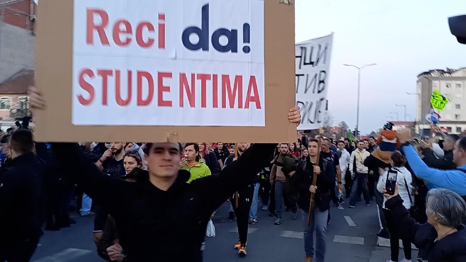 Studenti iz Beograda peške stigli u Novi Sad, odali poštu nastradalima: Noć će provesti na fakultetima, skup protekao bez incidenata (FOTO, VIDEO) 37