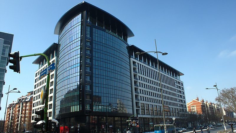 Obrušio se panel sa krova poslovne zgrade "Aleksandar" u Novom Sadu (FOTO) 1