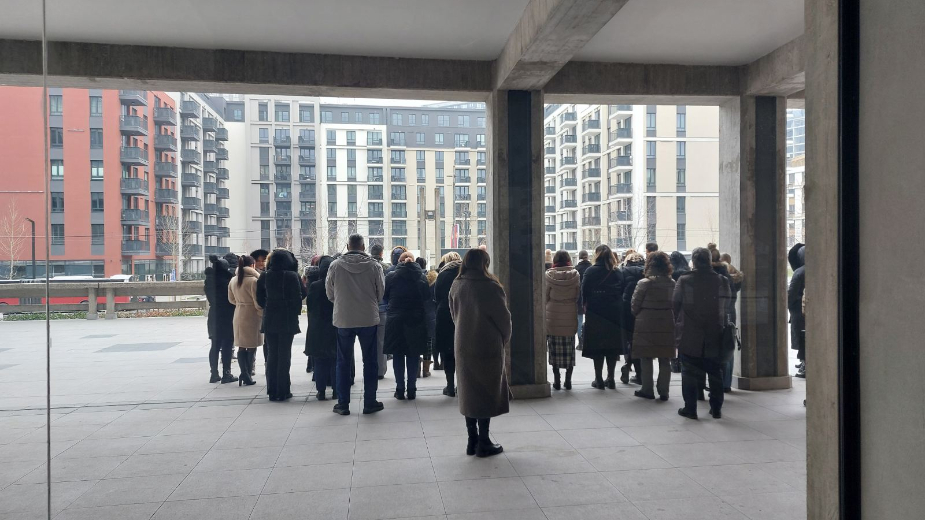 Zaposleni u Palati pravde izašli na 15 minuta da odaju poštu nastradalima u Novom Sadu 1