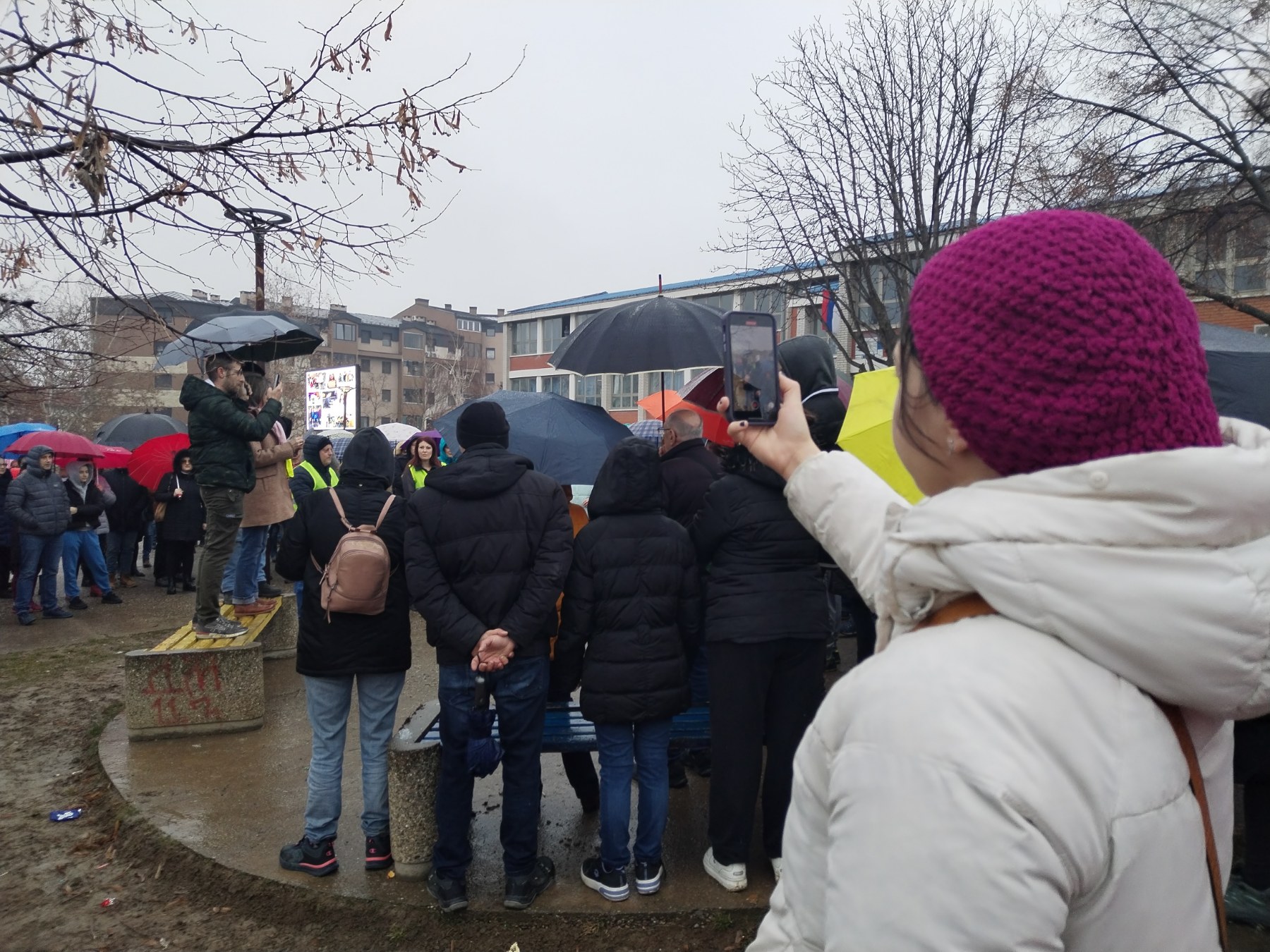 Blokirali raskrsnicu u Mirijevu: Više stotina roditelja i nastavnika osnovnih škola Pavle Savić i Despot Stefan Lazarević u generalnom štrajku 2