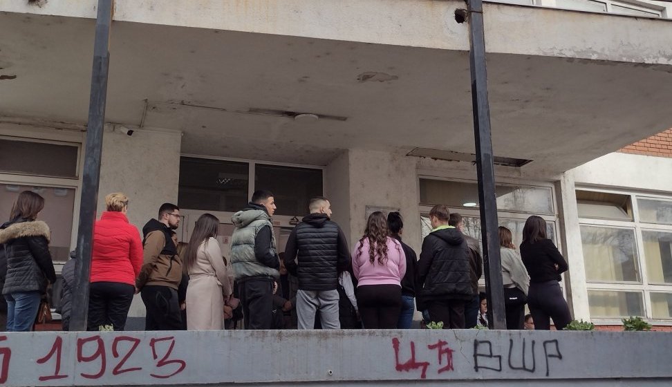 Odlukom plenuma maturanata od juče u blokadi Ekonomska škola u Kragujevcu 1