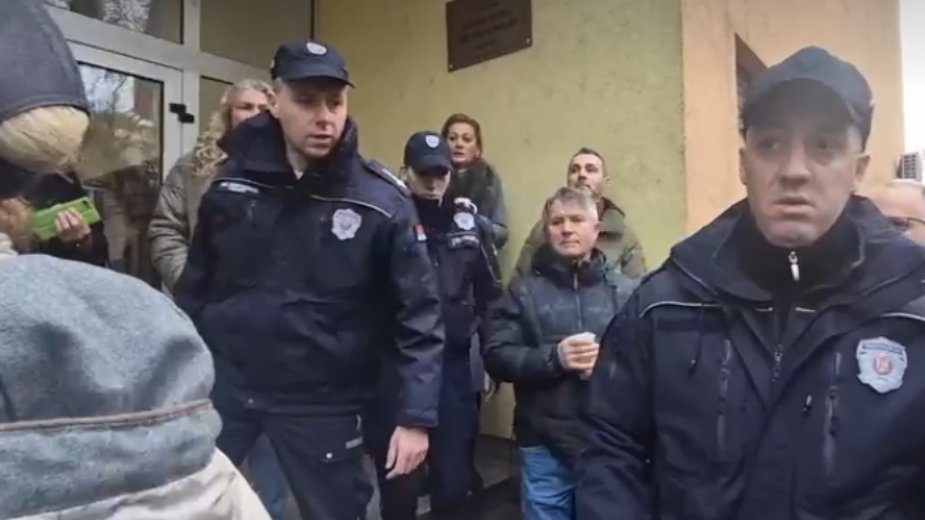Policija na skupu podrške roditeljima u novosadskoj školi "Ivo Lola Ribar", tvrdi da je došla "zbog bezbednosti" 1