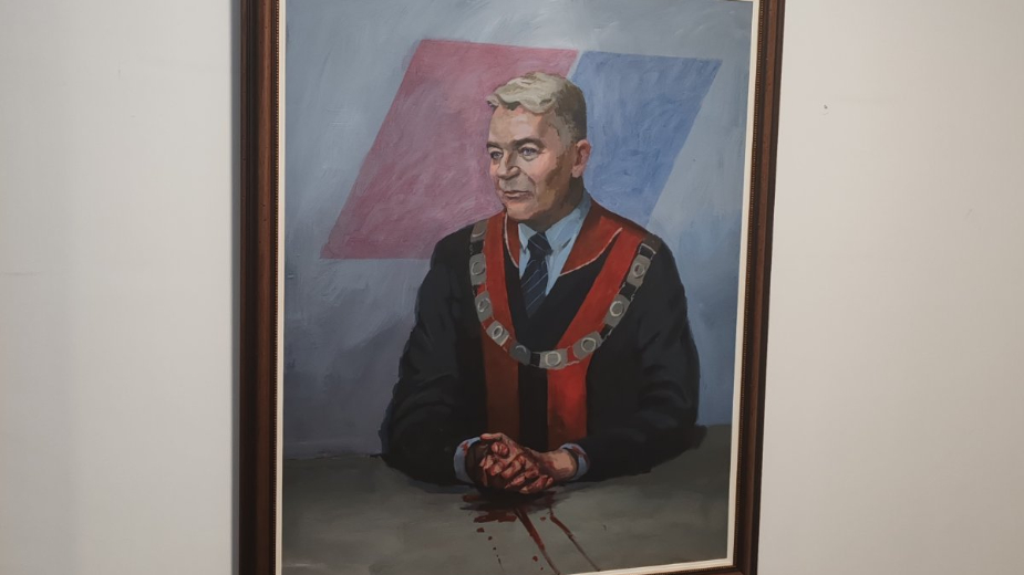 Studenti postavili portret rektora sa krvavim rukama u novosadskom Rektoratu (VIDEO) 1