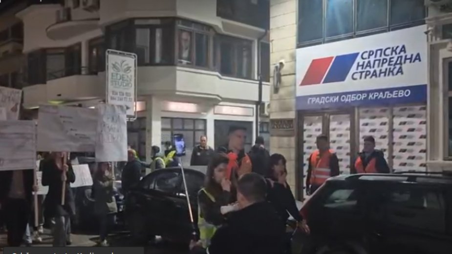 U Kraljevu održan protest, kordon policije primećen kod prostorija SNS 1