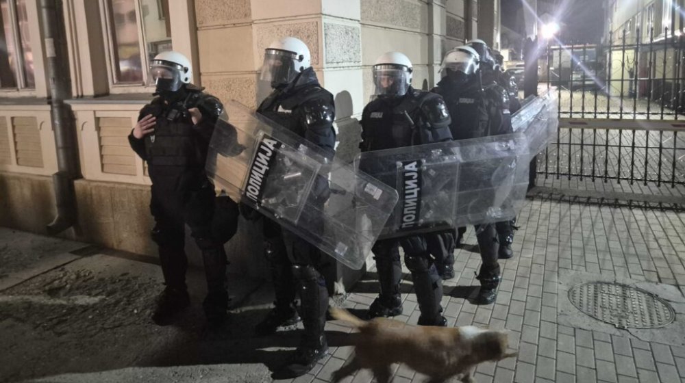 Protest i u Kraljevu: Policija u opremi za razbijanje demonstracija u blizini prostorija SNS 1
