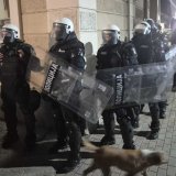 Protest i u Kraljevu: Policija u opremi za razbijanje demonstracija u blizini prostorija SNS 3