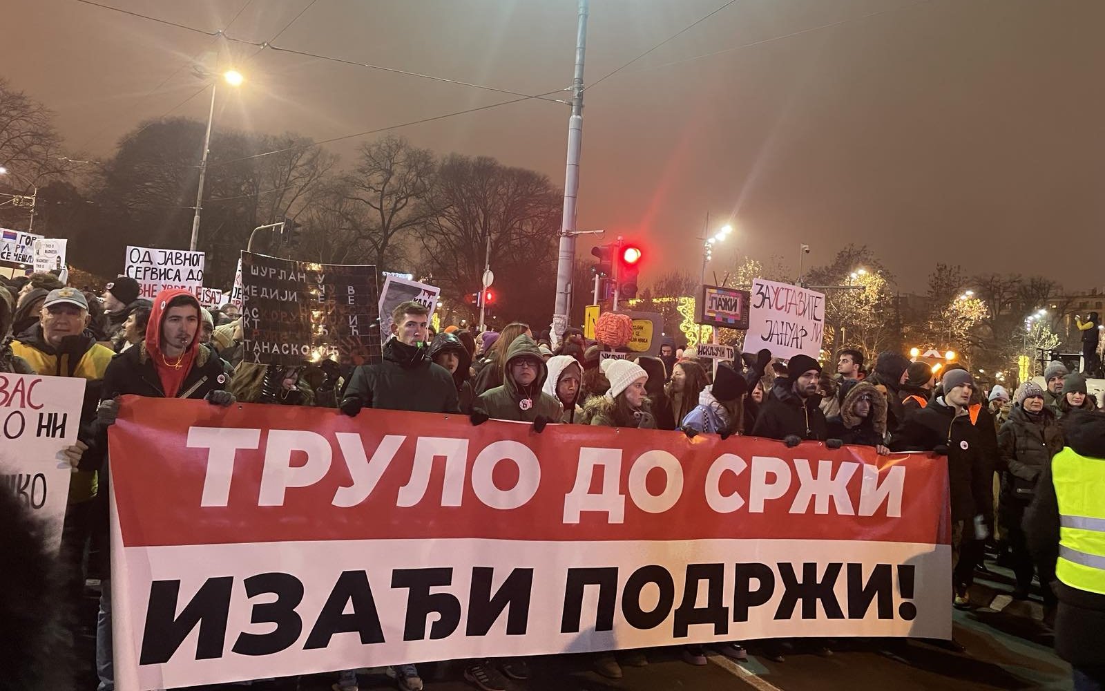 (FOTO) Protest ispred RTS-a 'Naše pravo da znamo sve' u slikama 8 (FOTO) Protest ispred RTS-a 'Naše pravo da znamo sve' u slikama 8