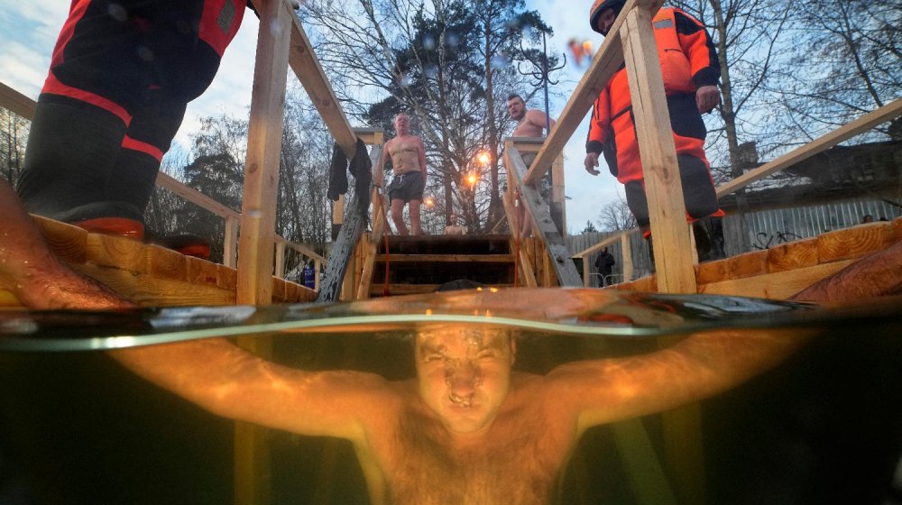 Toplo vreme pokvarilo Rusima bogojavljenske ceremonije uranjanja u ledenu vodu (FOTO) 1