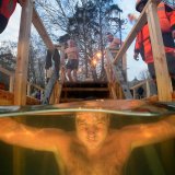 Toplo vreme pokvarilo Rusima bogojavljenske ceremonije uranjanja u ledenu vodu (FOTO) 3