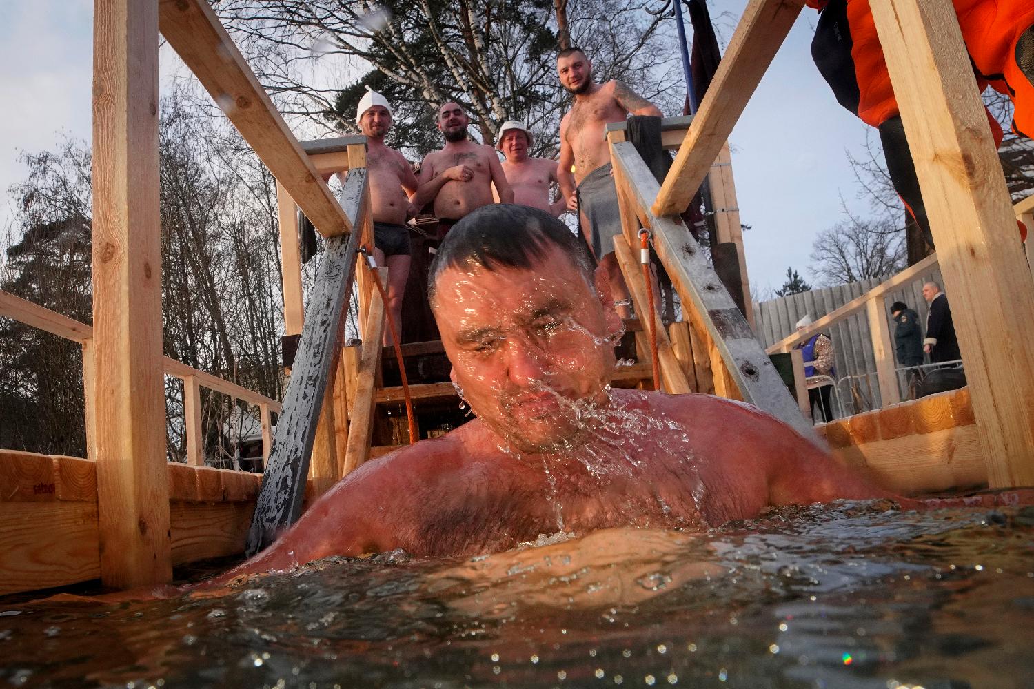 Toplo vreme pokvarilo Rusima bogojavljenske ceremonije uranjanja u ledenu vodu (FOTO) 3 Toplo vreme pokvarilo Rusima bogojavljenske ceremonije uranjanja u ledenu vodu (FOTO) 3
