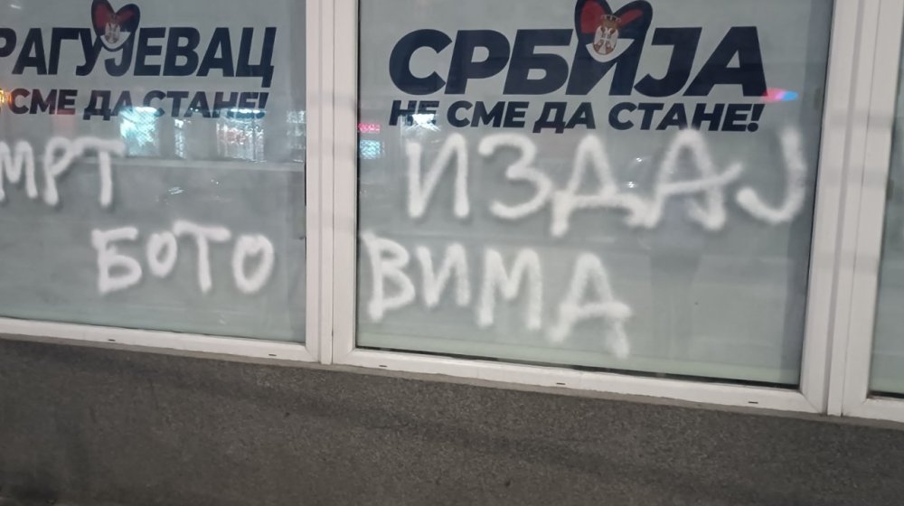 Ovakvim delima nasilja se ruši lepota našeg okruženja: Kragujevački SNS reagovao na ispisivanje grafita po izlogu njihovih prostorija 1