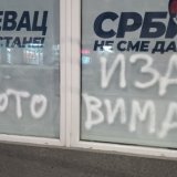 „Izdaja”, „Smrt botovima” i „ono” o Vučiću: Ponovo grafiti na prostorijama SNS Kragujevac 3