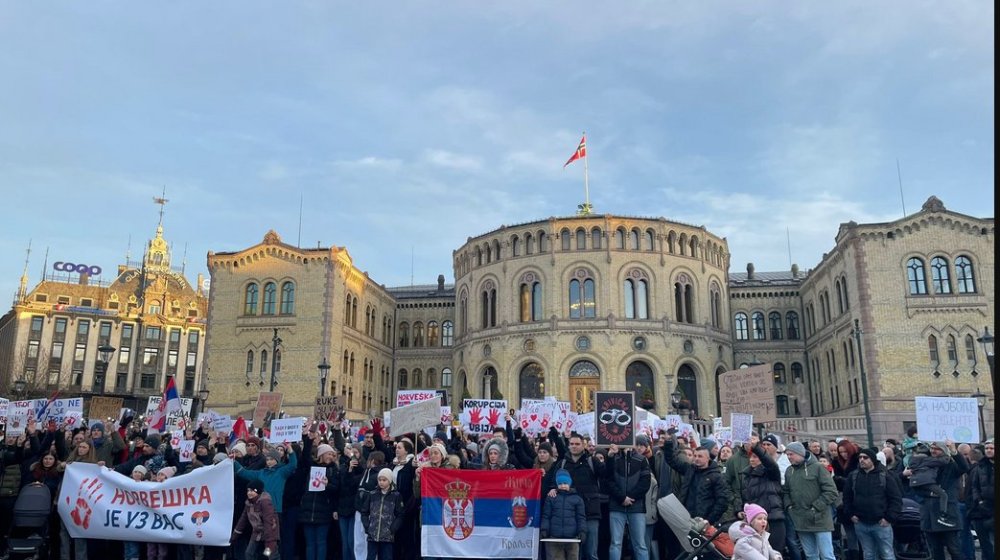 "Uz svoj narod i studente": Podrška iz Norveške protestima u Srbiji (FOTO; VIDEO) 1