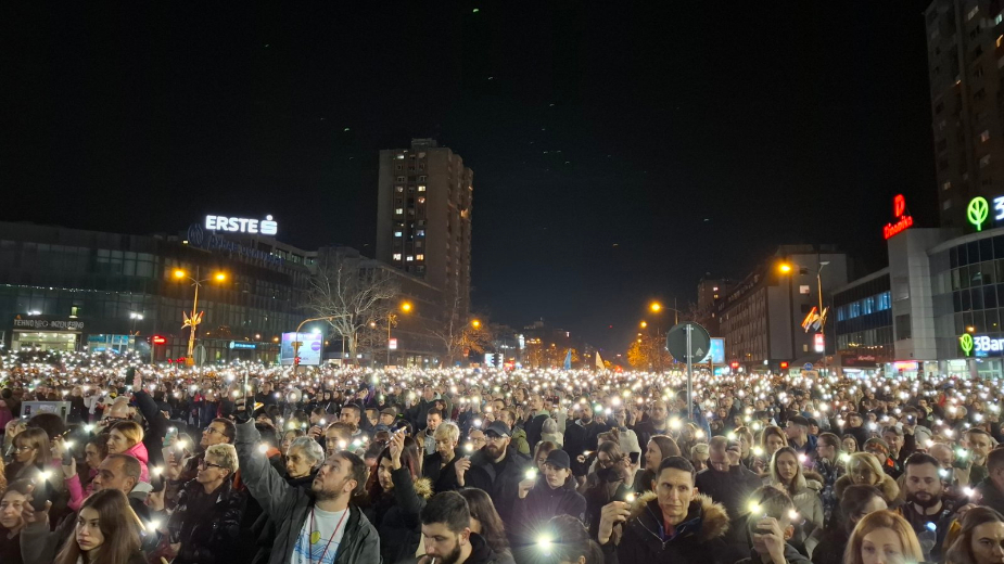 Studenti iz Beograda peške stigli u Novi Sad, odali poštu nastradalima: Noć će provesti na fakultetima, skup protekao bez incidenata (FOTO, VIDEO) 1