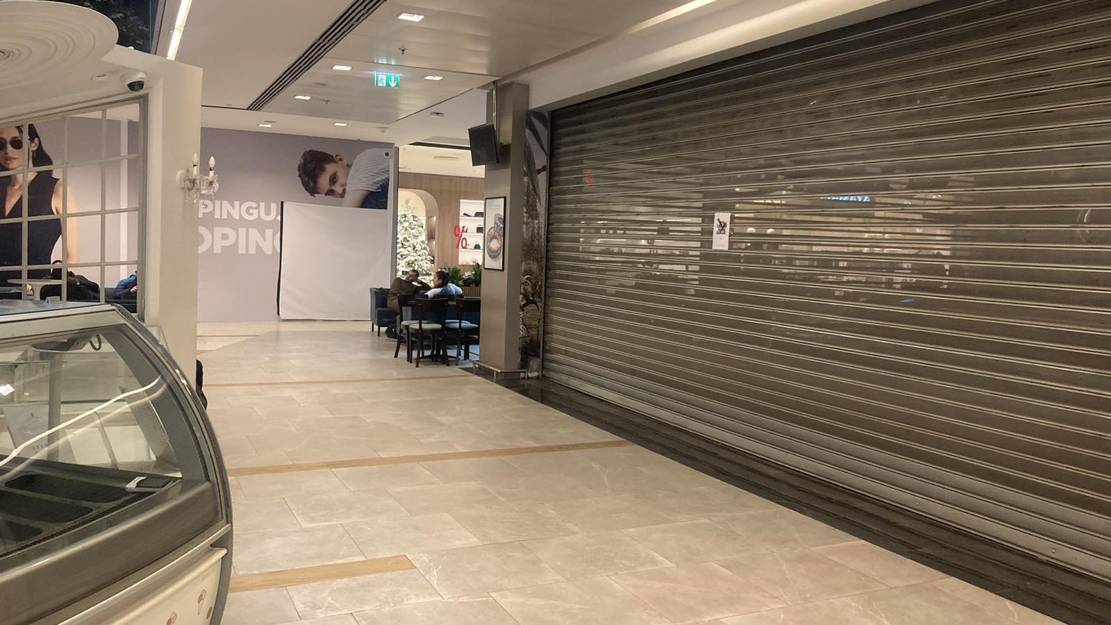 "Nema čokolade na dan blokade": TC Ušće prazno, neke radnje zatvorene 2