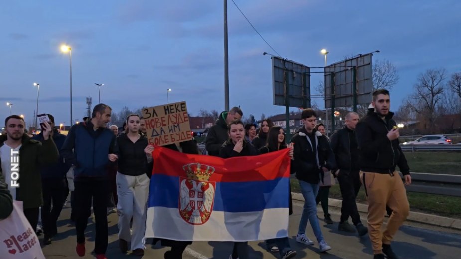 "Ako gazite psihijatre ko će da vas leči?": Blokada izlaza Pančevačkog mosta (VIDEO, FOTO) 1