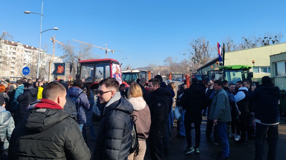 Policija pustila poljoprivrednike sa traktorima u studentski kampus (VIDEO) 1