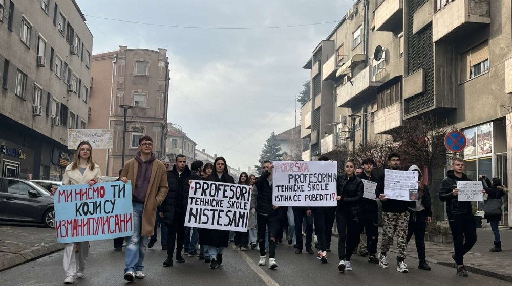 Zaječar u štrajku: Prosvetni radnici krenuli u protestnu šetnju 1
