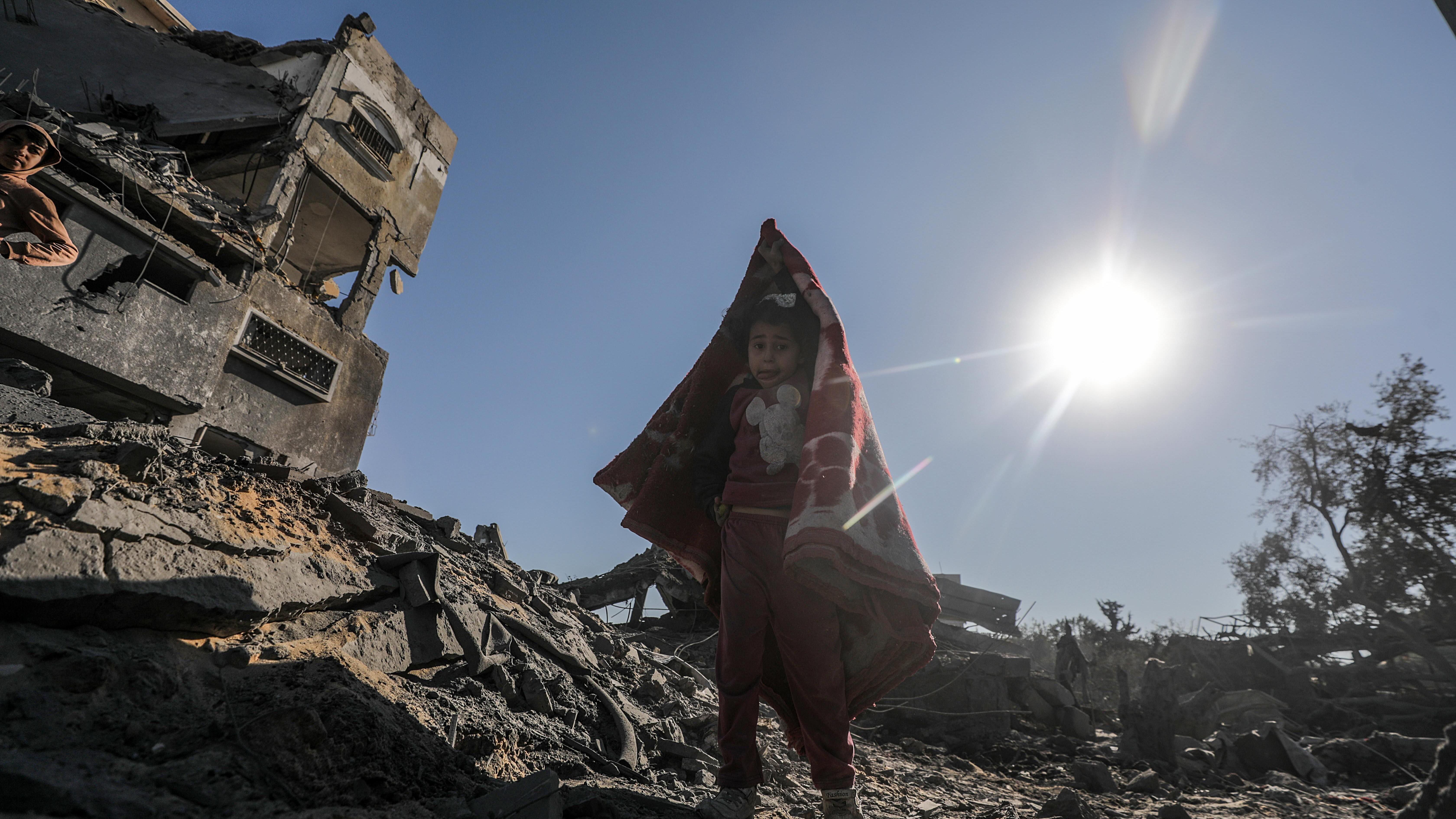 Primirje u Gazi: Otvorena pitanja o sporazumu 2 Palestinska devojčica proučava uništenu porodičnu kuću posle izraelskog vazdušnog napada na izbeglički kamp Al Magaz, u centralnom Pojasu Gaze, 3. januara 2025. godine