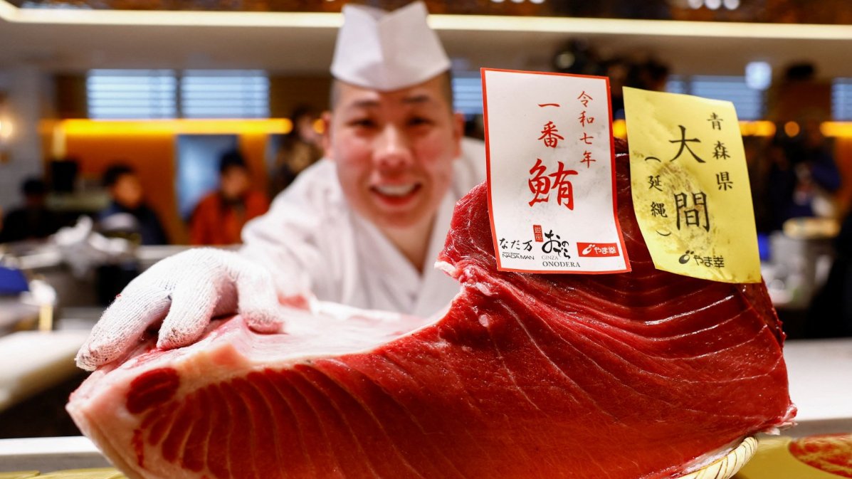Ogromna tuna prodata u Tokiju za 1.3 miliona dolara 2 A sushi chef shows off a fillet from a 276-kilogram bluefin tuna