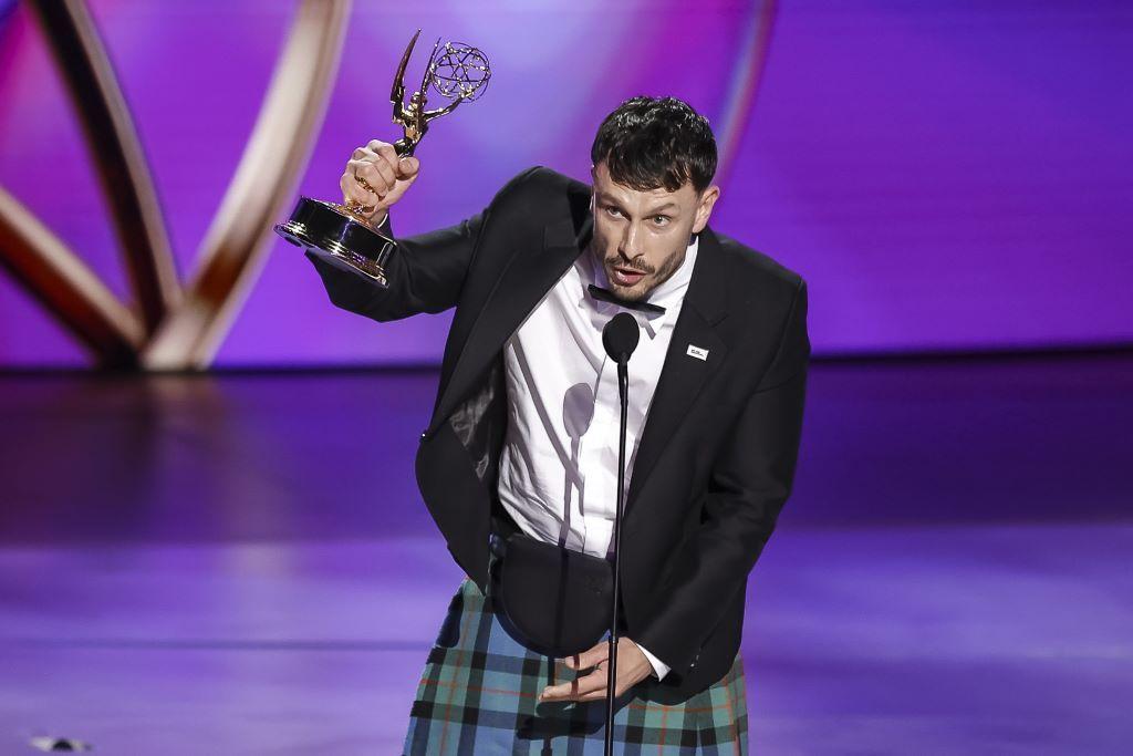 BBC na srpskom: Šta smo gledali u 2024. - od 'Malog irvasa' do 'Izgubljenih' 2 Ričard Gad prima Emi za izuzetan scenario za seriju Maleni irvas