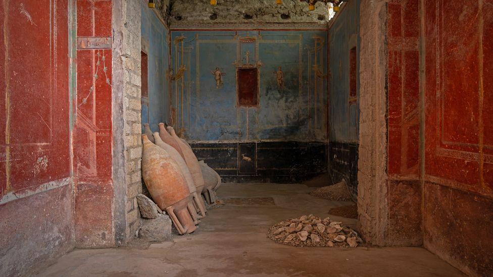 'Neverovatno arheološko otkriće' svedoči o luksuzu Pompeje 8 Small blue room used for prayer. A pile of oyster shells lie on the floor on the right