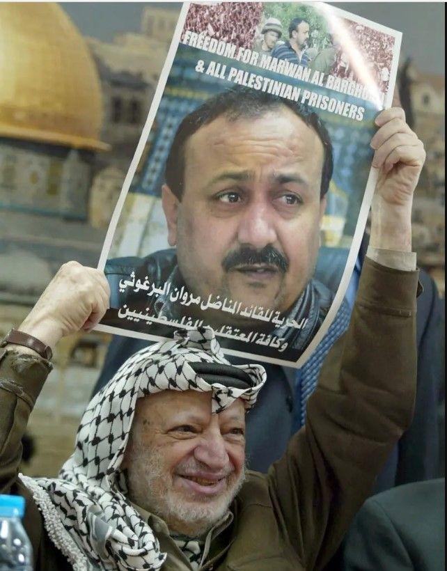 Ko je Marvan Barguti i zašto je predmet pregovora Izraela i Hamasa 2 Bivši lider Fataha Jaser Arafat drži fotografiju Marvana Bargutija na kojoj piše "Sloboda za Marvana Bargutija"