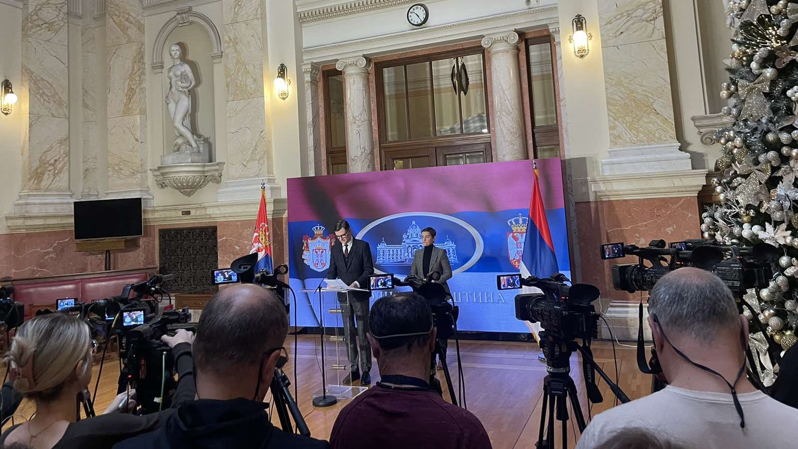 Ana Brnabić objavila da ima sto potpisa poslanika SNS za referendum o razrešenju Vučića 2 Ana Brnabić objavila da ima sto potpisa poslanika SNS za referendum o razrešenju Vučića 2