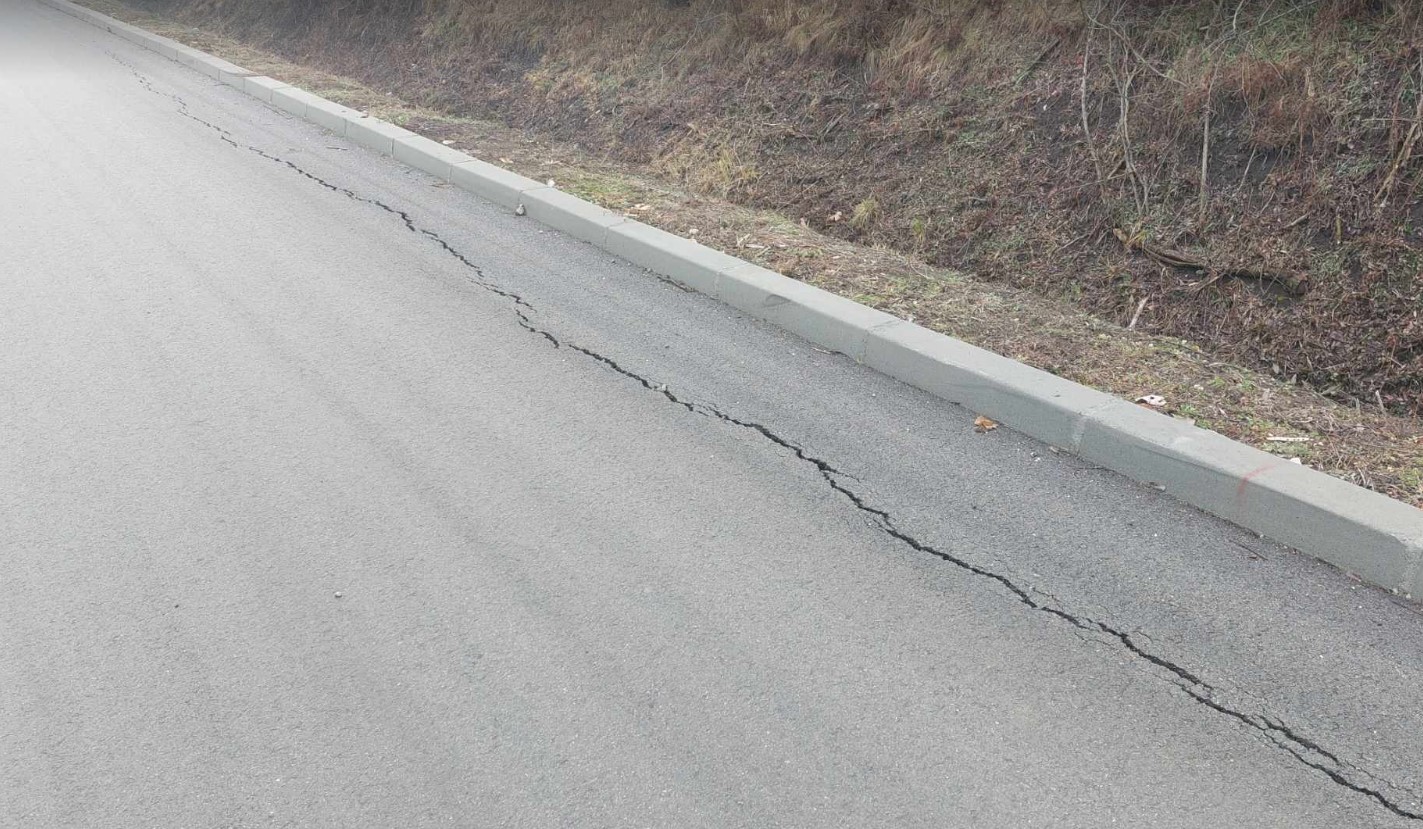 "To su deformacije u smislu kompletne kolovozne konstrukcije": Ispucao asfalt pored novog stadiona u Zaječaru (FOTO) 2