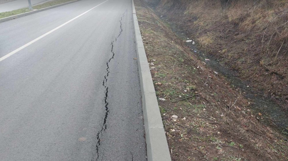 "To su deformacije u smislu kompletne kolovozne konstrukcije": Ispucao asfalt pored novog stadiona u Zaječaru (FOTO) 1