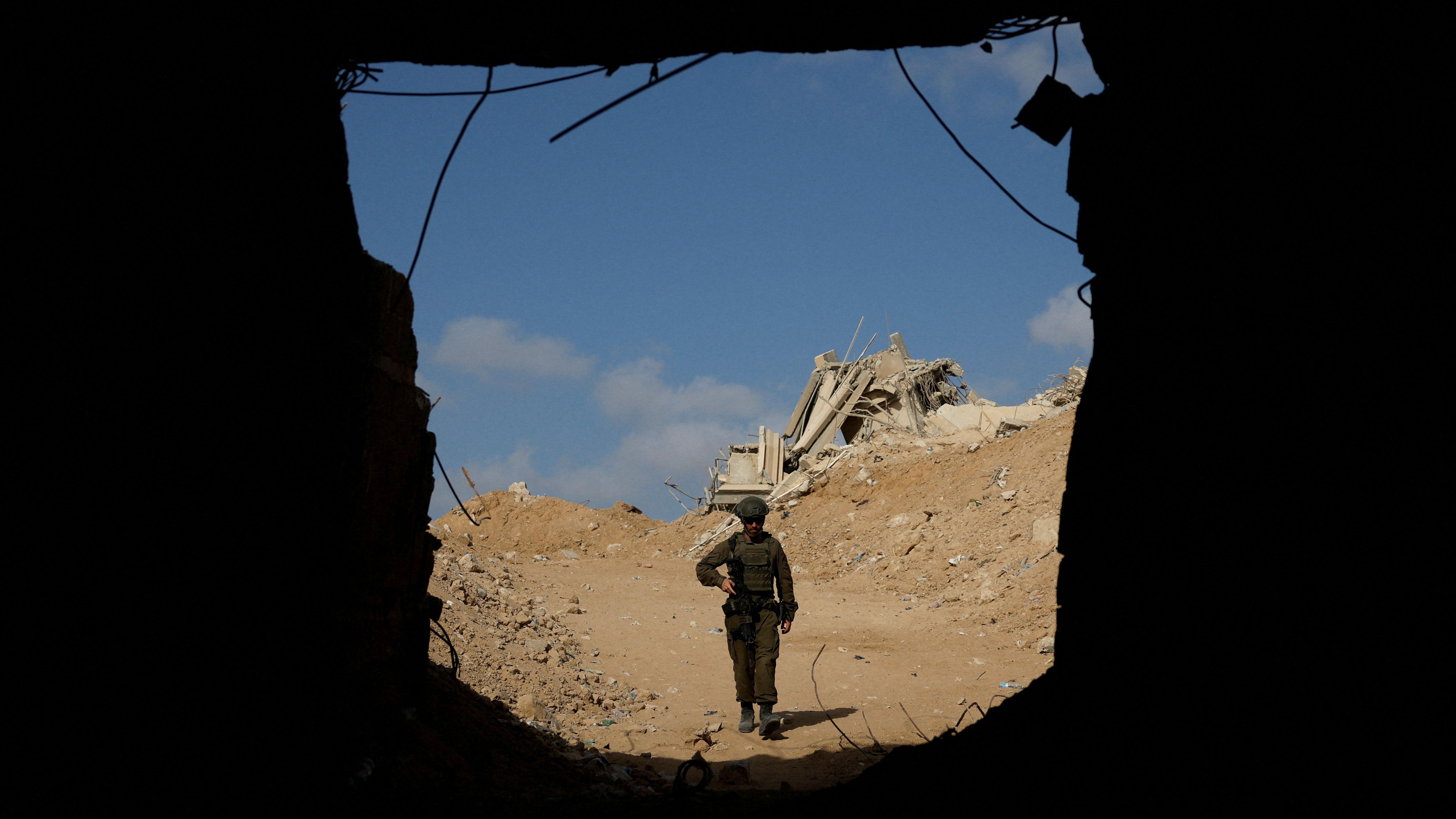 Kako glasi sporazum o primirju u Gazi i može li da potraje 6 Izraelski vojnik hoda ka ulazu u tunel do Egipta, na koridoru Filadelfi u južnoj Gazi