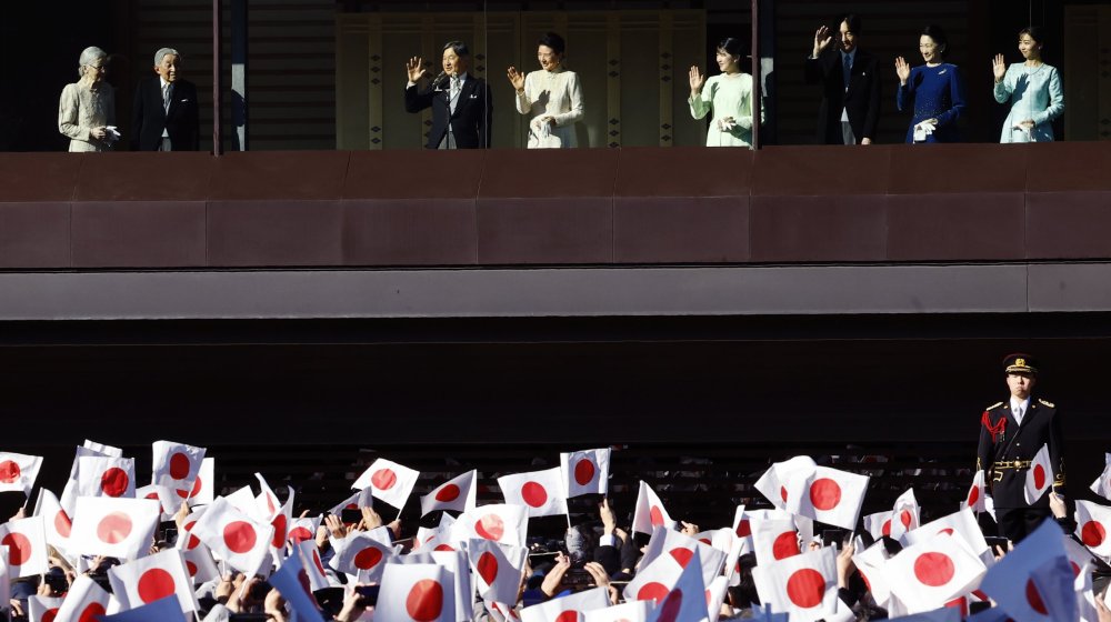 Japanski car i porodica mahali građanima sa zastavama u palati za Novu godinu 1