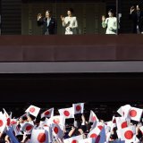 Japanski car i porodica mahali građanima sa zastavama u palati za Novu godinu 6