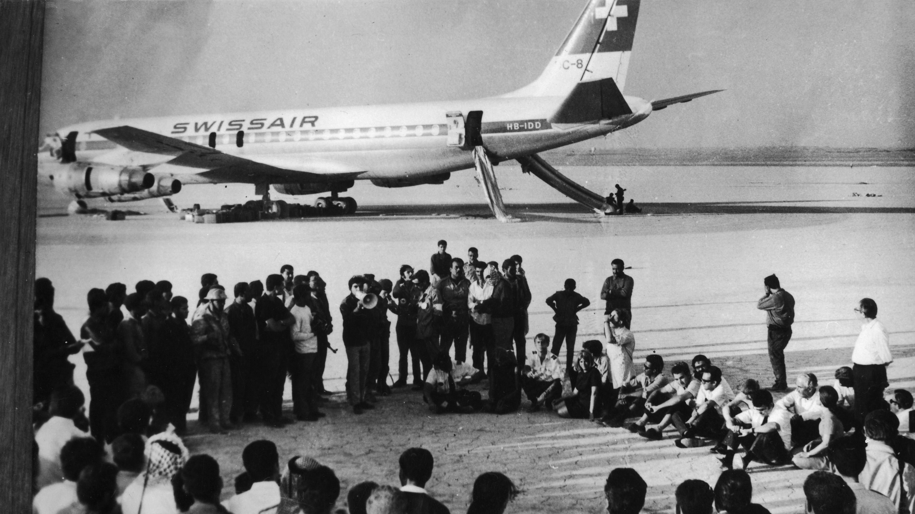 Ekstremisti koje je svet prihvatio kao državnike 7 Putnici ispred otetog aviona u Jordanskoj pustinji 1970.