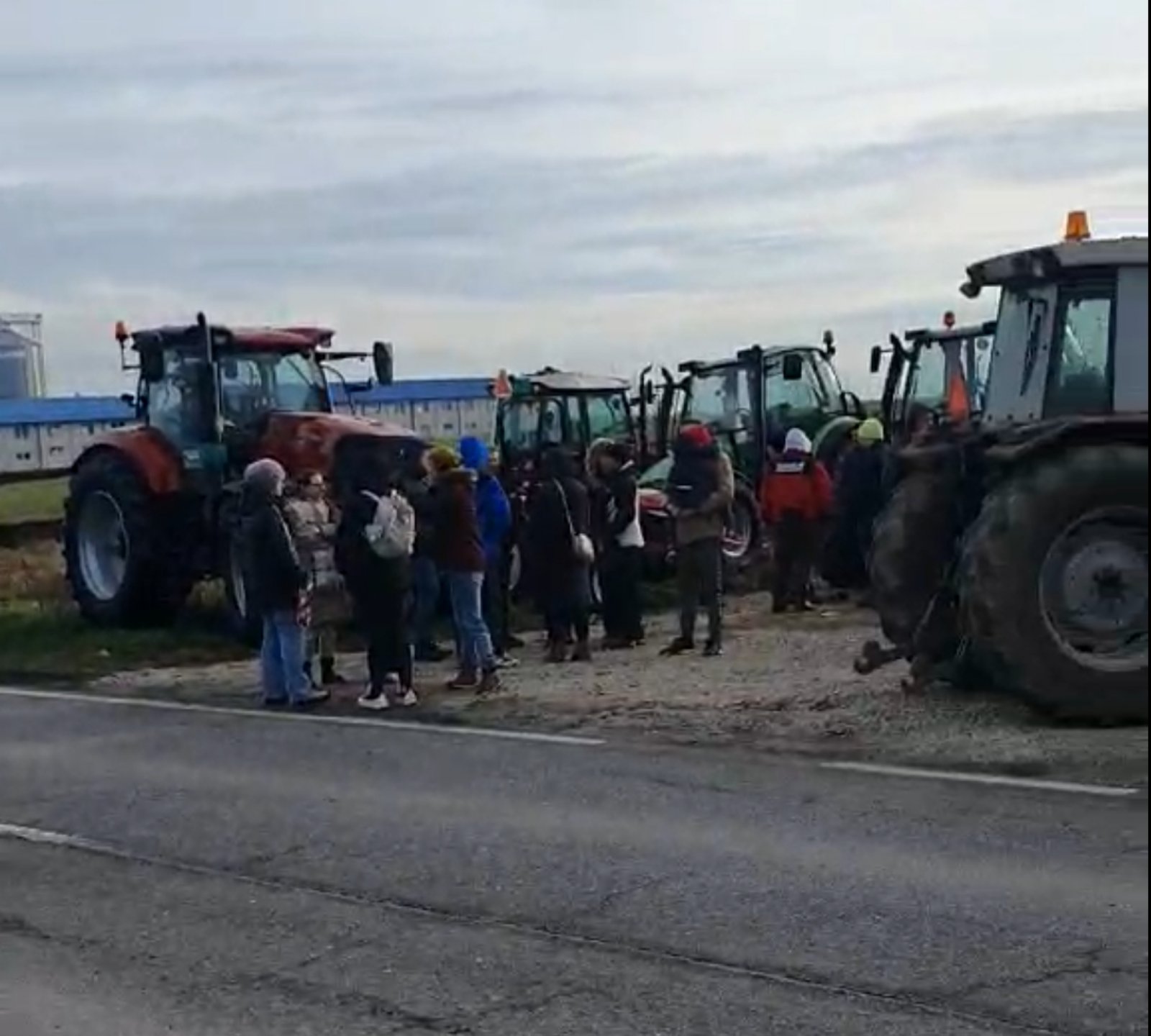 poljoprivrednici Banatski poljoprivrednici krenuli za Beograd, deset traktora ostaje sa studentima 2