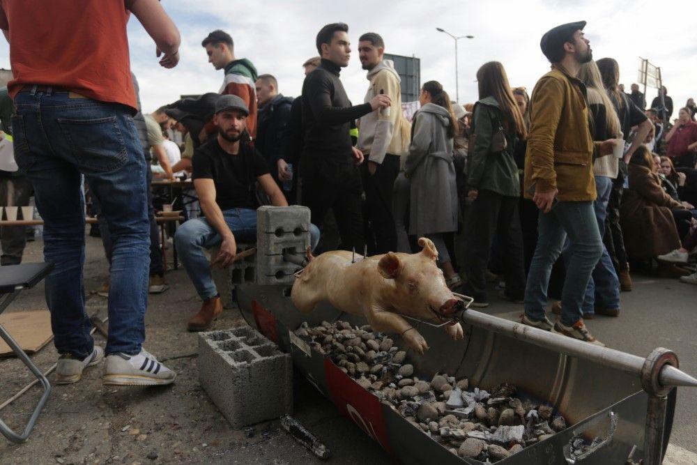 Studentska blokada Autokomande u Beogradu: 'Da institucije prorade' 3 studenti, prase, blokada autokomande