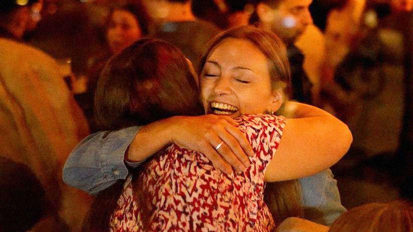 Koliko su zagrljaji lekoviti 2 Dve zagrljene devojke