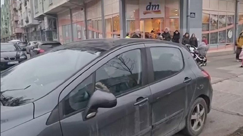 Zaleteo se automobilom na građane i đake koji su bili na trotoaru tokom blokade raskrsnice kod škole "Bogdan Šuput" u Novom Sadu 1