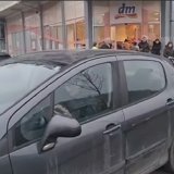 Zaleteo se automobilom na građane i đake koji su bili na trotoaru tokom blokade raskrsnice kod škole "Bogdan Šuput" u Novom Sadu 4