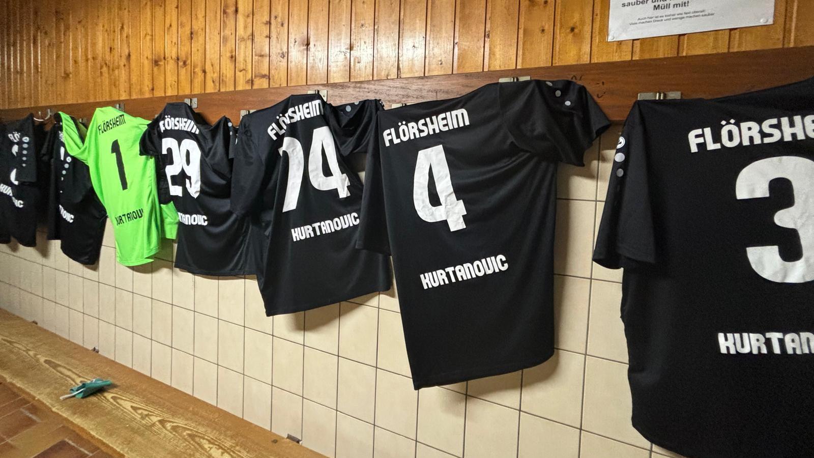 „Fudbalski klub Kurtanovići": Kako je balkanska familija postala hit nemačkog fudbala 1 Dresovi Kurtanovića pred utamicu na kojoj je Florshajm nastupio sa 11 igrača istog prezimena