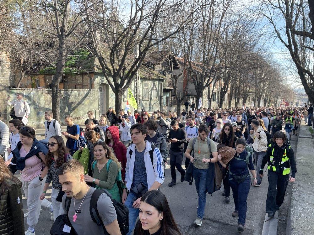 Beogradski studenti noćili u Inđiji, nastavljaju hodanje ka Novom Sadu 17 studenti, studentski protest, studentska šetnja