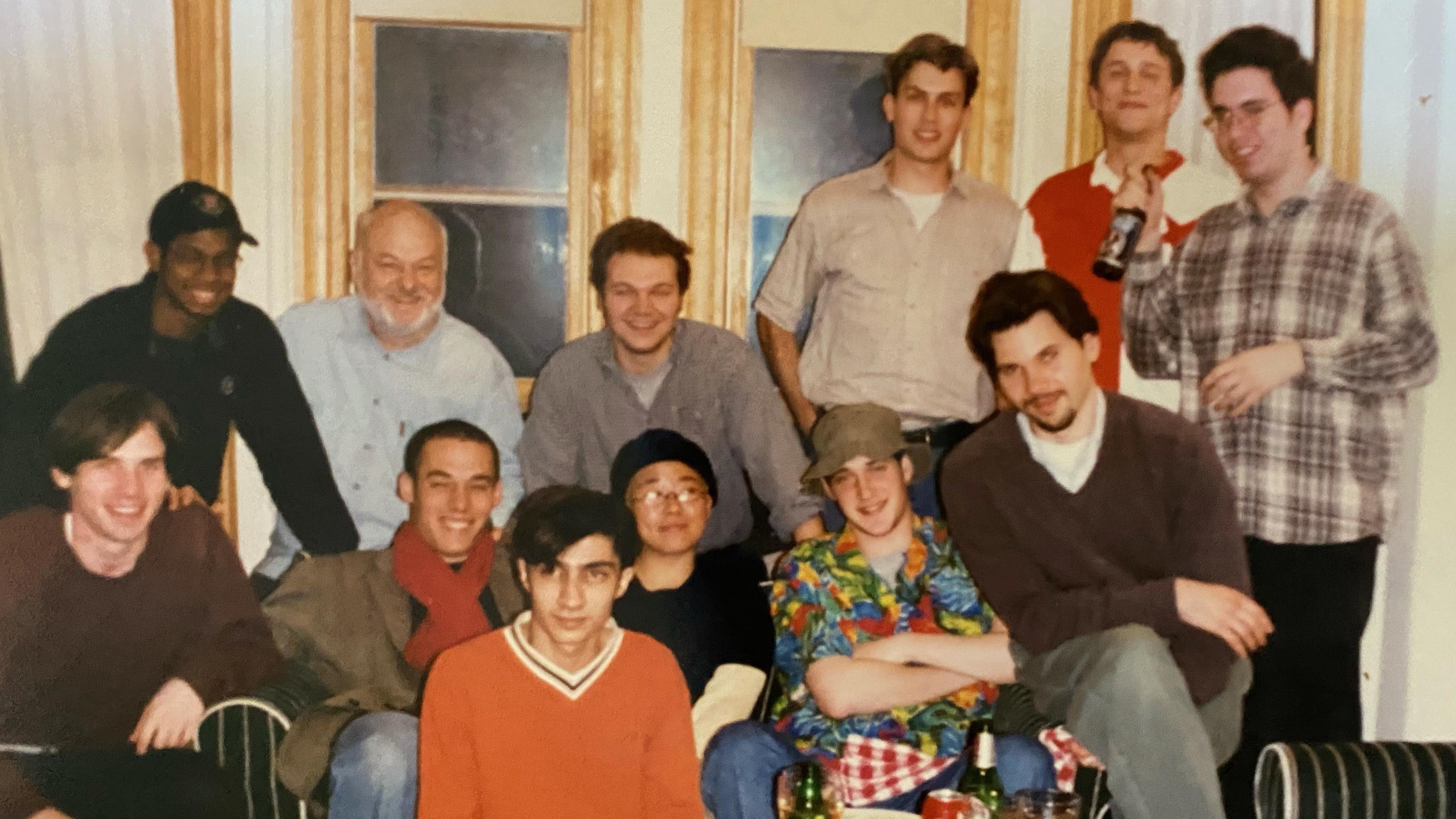 Dušan Makavejev: Filmovima rušio tabue, živeo slobodu 4 Džošua Openhajmer sa crvenim šalom, Dušan Makavejev u plavoj košulji