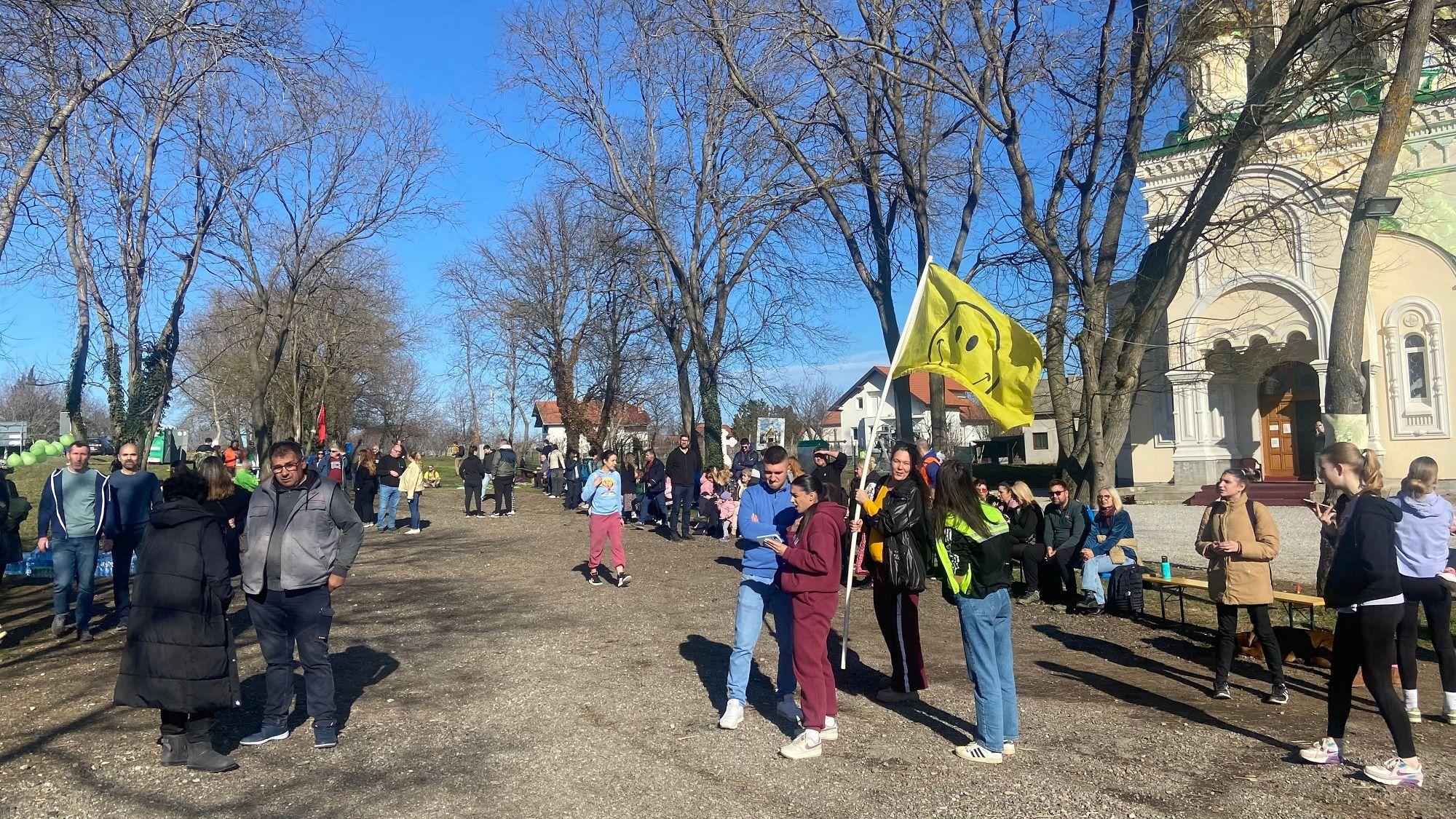 Studenti iz Čortanovaca nastavili put ka Novom Sadu, biciklisti stigli do Inđije 2 Ljudi sa zastavama i hranom