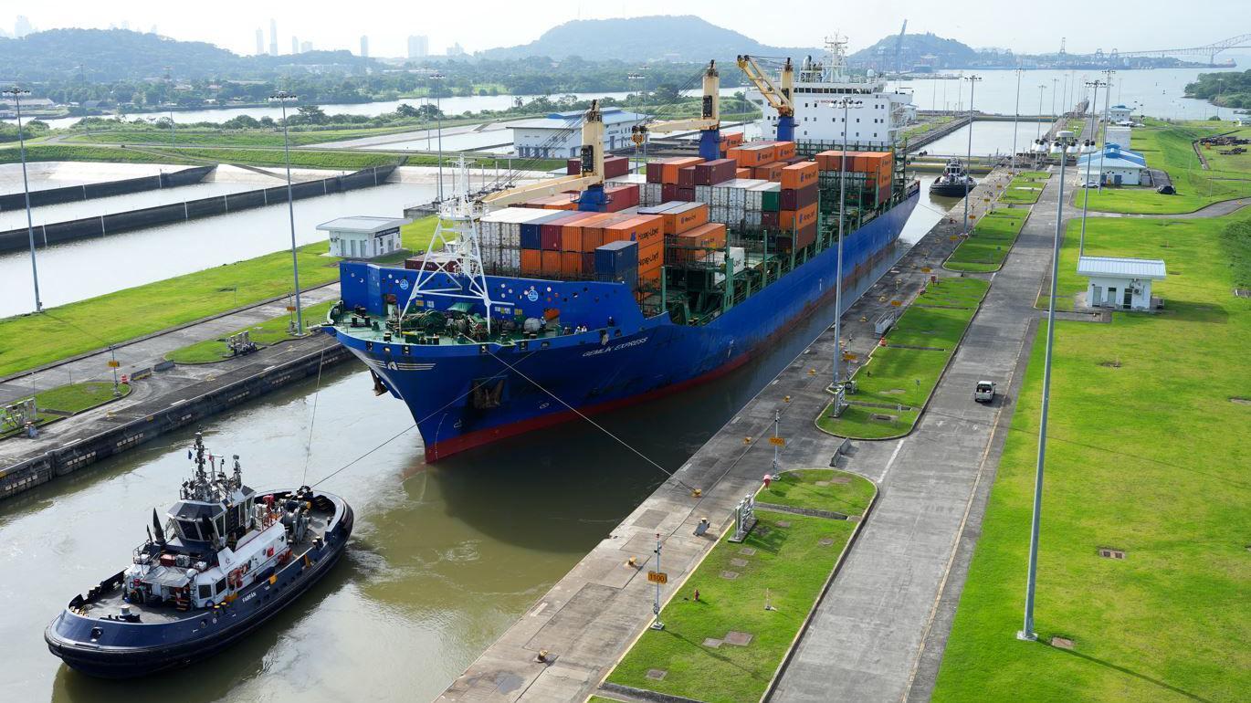 Zašto Tramp preti Panami, Grenlandu i Kanadi 3 Teretni brod prolazi kroz Panamski kanal