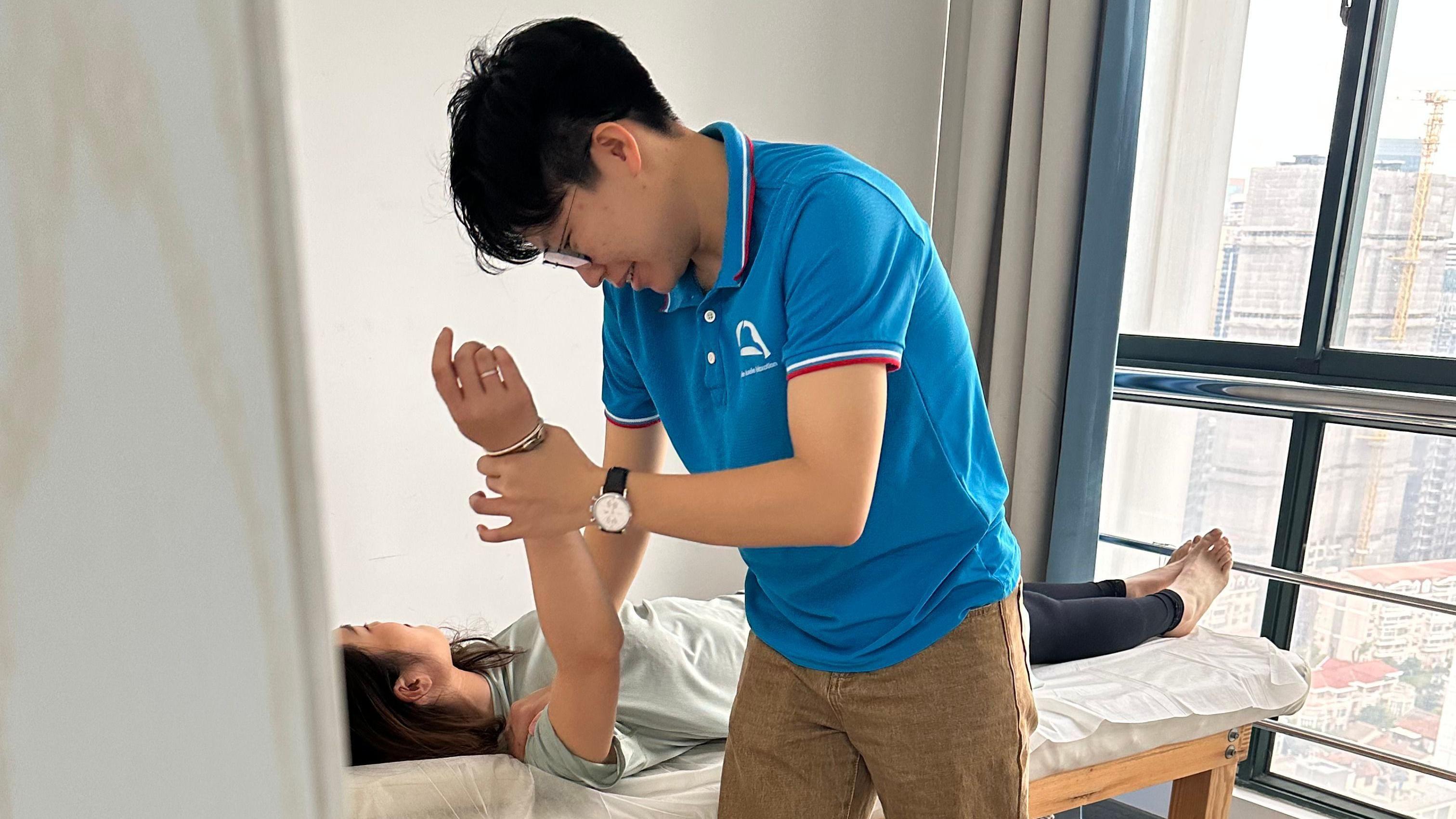 Mladi Kinezi sa fakultetskim diplomama rade kao vozači, fizički radnici i statisti 2 Vu Dan sa jednom od pacijentkinja u klinici za sportske povrede