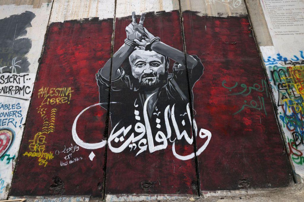 Ko je Marvan Barguti i zašto je predmet pregovora Izraela i Hamasa 3 Mural sa likom Marvana Bargutija na zidu koji razdvaja Izrael i Zapadnu obalu, 24. decembar 2024.