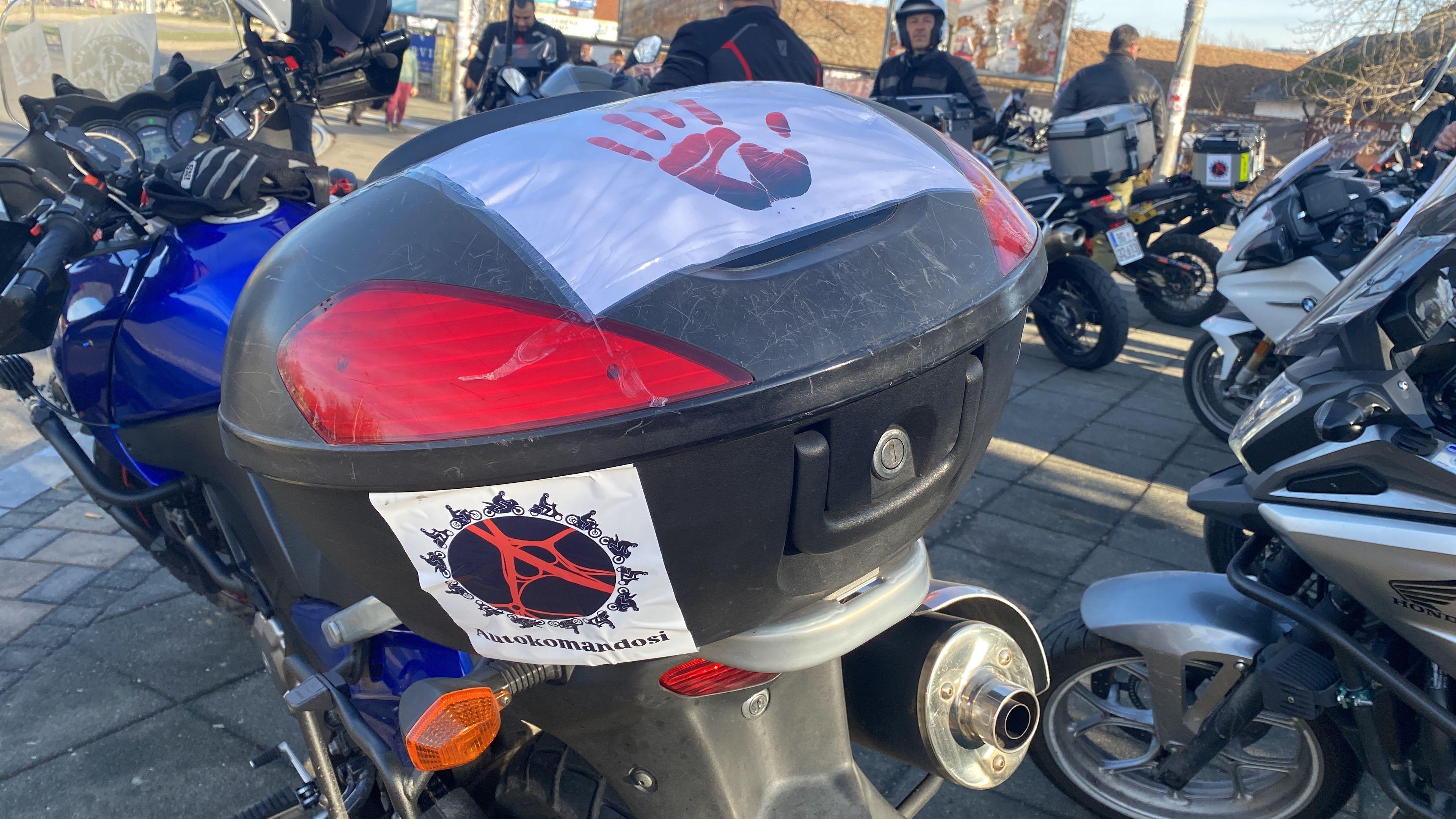 Studentska blokada Autokomande u Beogradu: 'Da institucije prorade' 32 Parkirani motori kod Autokomande, studenti, blokada Autokomande