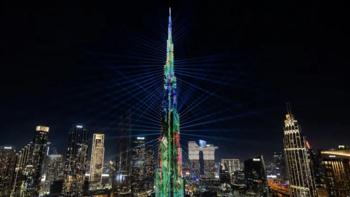 Ulazak planete u 2025: U Srbiji protesti, širom sveta vatromet, u Brazilu kupanje 17 Burdž Kalifa